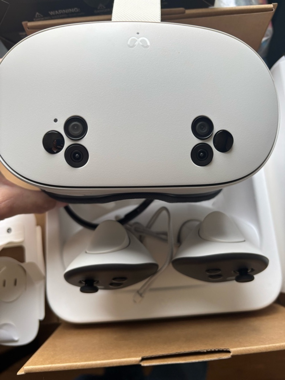Oculus Standalone VR Headset with White Controllers